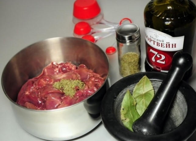 1. Этап. Террин из куриной печени: В первую очередь подготовьте печень. Очистите ее от жил и соединительных пленочек, переложите в миску и полейте портвейном, посыпьте тимьяном и размолотыми лавровыми листьями (использовать нужно 2 шт.), после чего прикройте емкость пищевой пленкой и поставьте в прохладное место на 2 часа. По прошествии отведенного времени выньте печенку из маринада, всыпьте в нее крахмал, измельчите при помощи блендера до получения однородной массы. Можно также использовать мясорубку с мелким решетом.