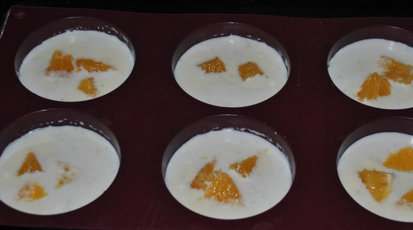 1. Этап. Овсяно-творожные кексы: В готовую массу добавляем любимые фрукты (порезанные кусочками). Перекладываем тесто в силиконовые формочки и выпекаем в духовке 45 минут, температура — 180 градусов.