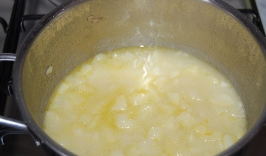 1. Этап. Вкусный суп-пюре: Накройте кастрюлю крышкой и варите 20 минут, пока картофель не начнет разваливаться. Если необходимо, добавьте немного теплой воды. Взбейте суп с помощью погружного блендера, приправьте солью, черным перцем и отставьте пока в сторону.