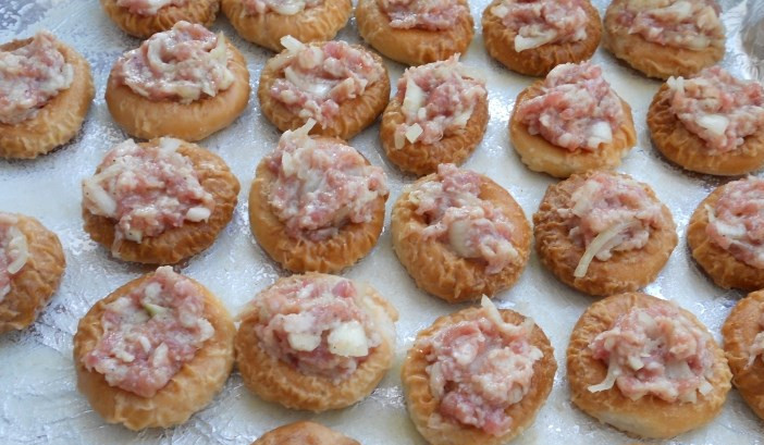 1. Этап. Закусочные бублики: Выложите в дырочки бубликов фарш, можете смазать соусом (готовым бешамель или даже просто майонезом).