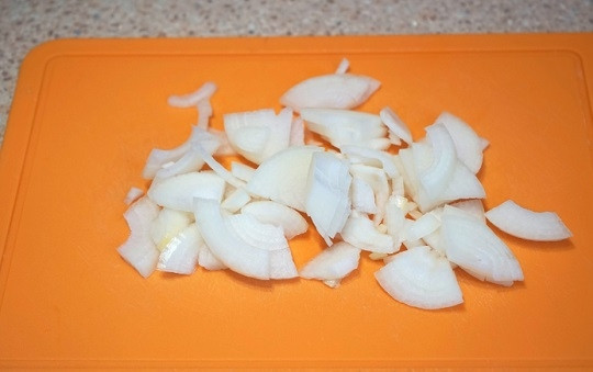 1. Этап. Салат из печени говяжьей: 2. Очистите и измельчите луковицу.