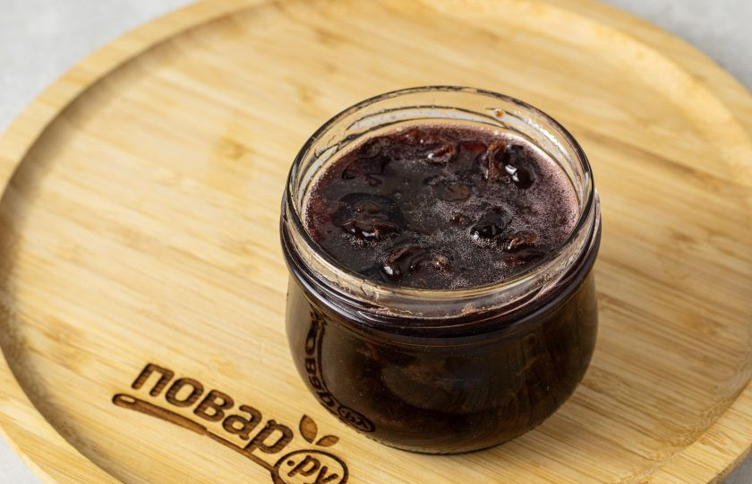 1. Этап. Конфитюр из вишни: Разложите конфитюр по чистым стерилизованным банкам. Закрутите герметично крышку. После полного остывания конфитюр станет гуще и плотнее.