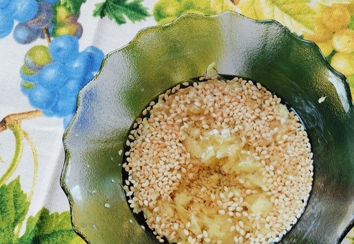 1. Этап. Кунжутно-имбирный соус: Натереть на тёрке имбирь. Добавить растительное масло и сахар. Перемешать.