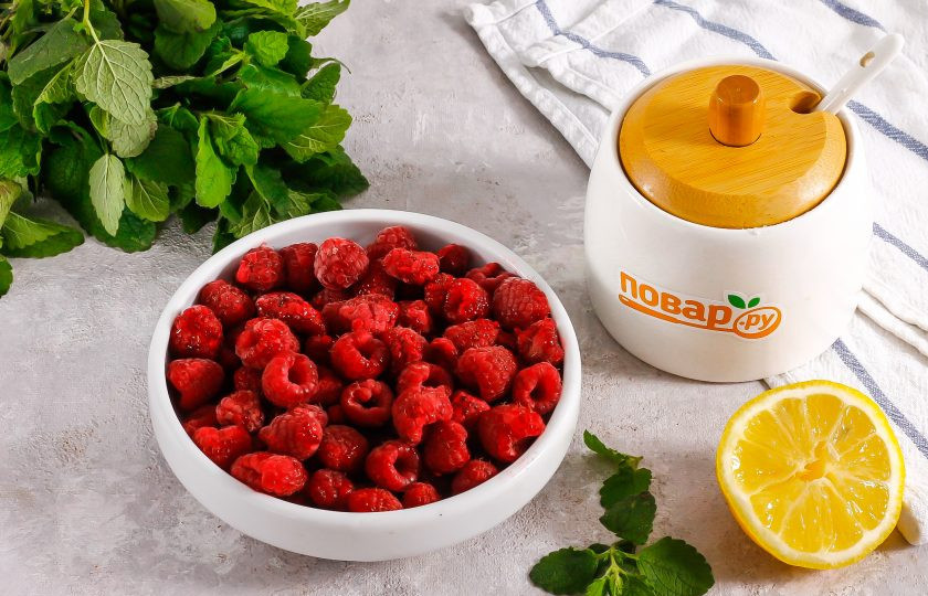 1. Этап. Варенье из малины в микроволновке: Подготовьте указанные ингредиенты.