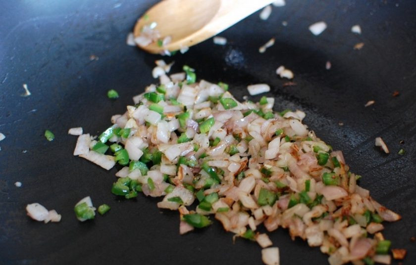 1. Этап. Говяжьи котлеты для бургеров: 4. Обжаривайте овощи до мягкости и появления легкой корочки, удалите со сковороды.