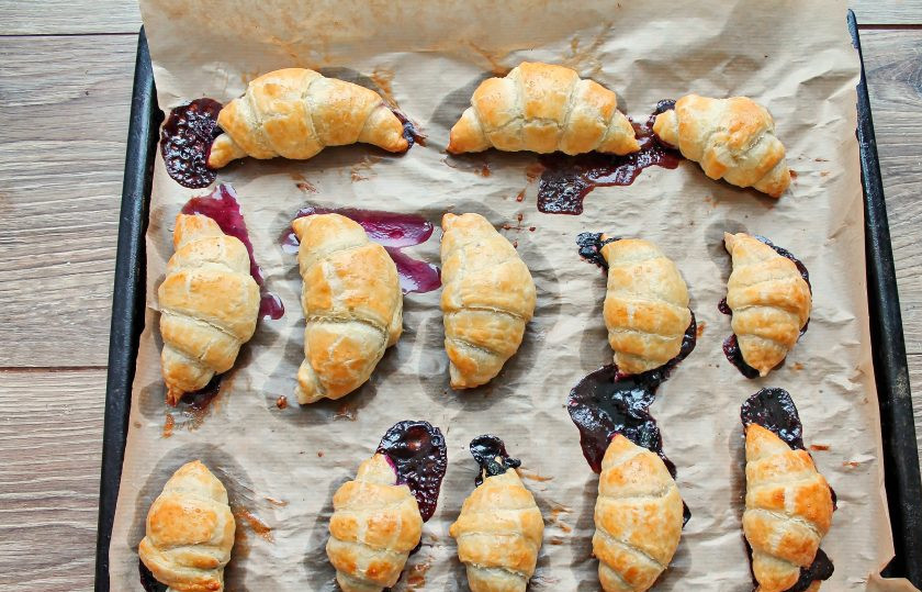 1. Этап. Круассаны с черникой: Смажьте круассаны размешанным яйцом и выпекайте в течение 20-30 минут при температуре 180 градусов. Достаньте из духовки и остудите.