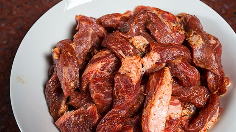 1. Этап. Плов в духовке со свининой: Свинину нарезаем тонкими ломтиками, соли и перчим по вкусу, присыпаем паприкой и оставляем на 10 минут.