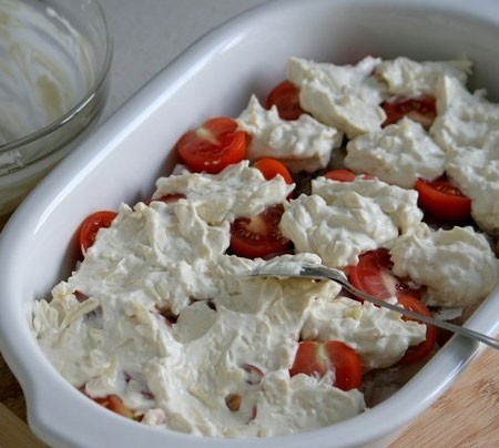 1. Stage. Baked cod with cheese and tomatoes: Distribute sour cream over fish with tomatoes. Bake at 180 degrees 30 minutes.