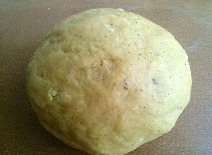 1. Этап. Пряники классические: Замесите мягкое пластичное тесто, не липнущее к рукам, постепенно добавляя муку. Главное 