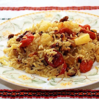 Постная рисовая каша с сухофруктами