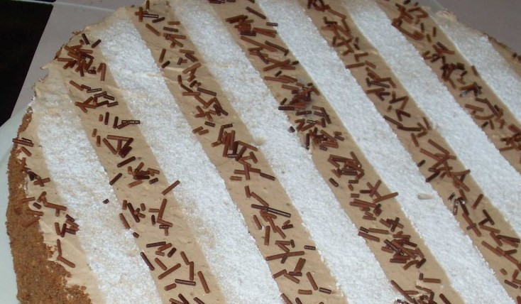 1. Этап. Торт на 30 лет: Украсить готовый торт на 30 лет можно по-разному: сделав полоски, посыпав орехами, или выложить из мастики цифры. Вот и все! Приятного чаепития!