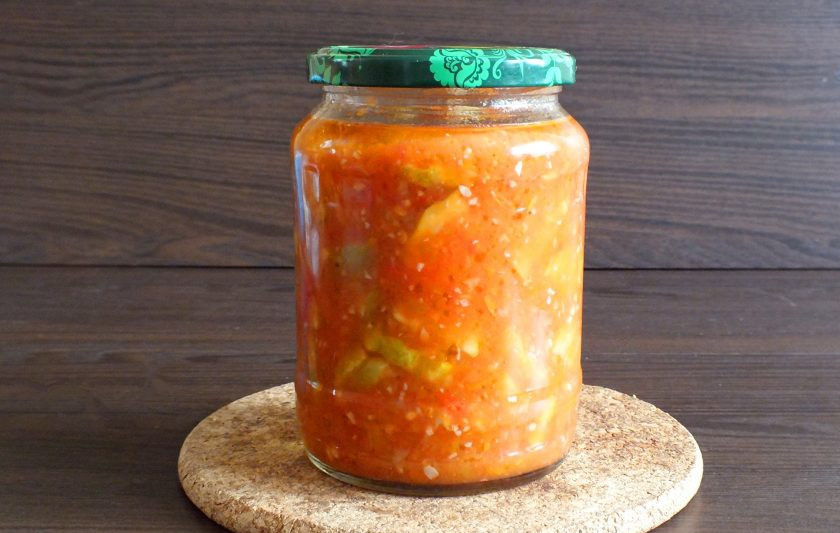 1. Этап. Салат Зимняя сказка на зиму: Разложите по горячим стерилизованным банкам. Закрутите, переверните на крышку. Укройте пледом и в таком виде полностью охладите. После уберите в место хранения заготовок. При комнатной температуре салат хранится хорошо.