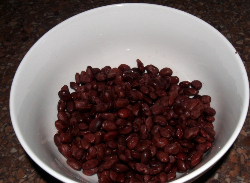 1. Этап. Салат из вареной фасоли: Отварите предварительно фасоль: замочите ее на ночь (или хотя бы на несколько часов), затем промойте и отварите до мягкости. Остудите.