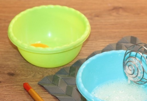 1. Этап. Закусочные пирожки с рубленной индейкой: 4. Приготовим тесто. Яичный желток отделяем от белка. Белок слегка взбиваем с солью (0,5 ч. л.). Желток смешиваем с щепоткой сахара и 1 ст. л. молока, взбиваем венчиком. Миску с желтком закрываем пленкой и убираем в холодильник.