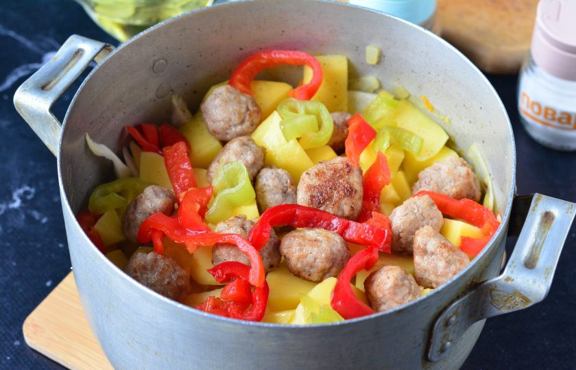 1. Этап. Овощное рагу с тефтелями: Затем добавьте в кастрюлю нарезанный сладкий перец и жареные тефтели.