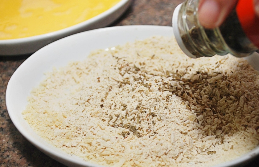 1. Этап. Хрустящие куриные палочки: В такую же плоскую тарелку высыпьте панировочные сухари. Смешайте их со специями.