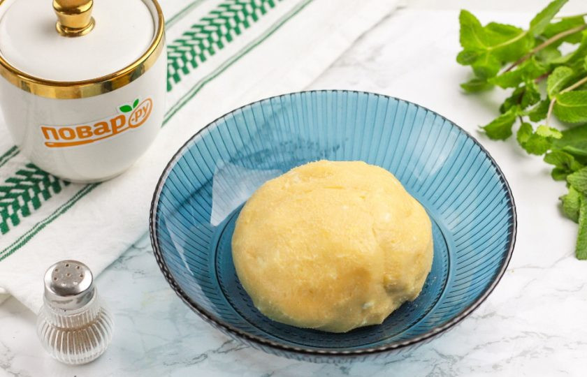 1. Этап. Домашнее печенье: Оно должно получиться плотным, липким. Немного муки оставьте на раскатку, чтобы тесто не прилипало к поверхности. Скатайте колобок из теста и накройте пищевой пленкой. Отправьте в холодильник на 20 минут.