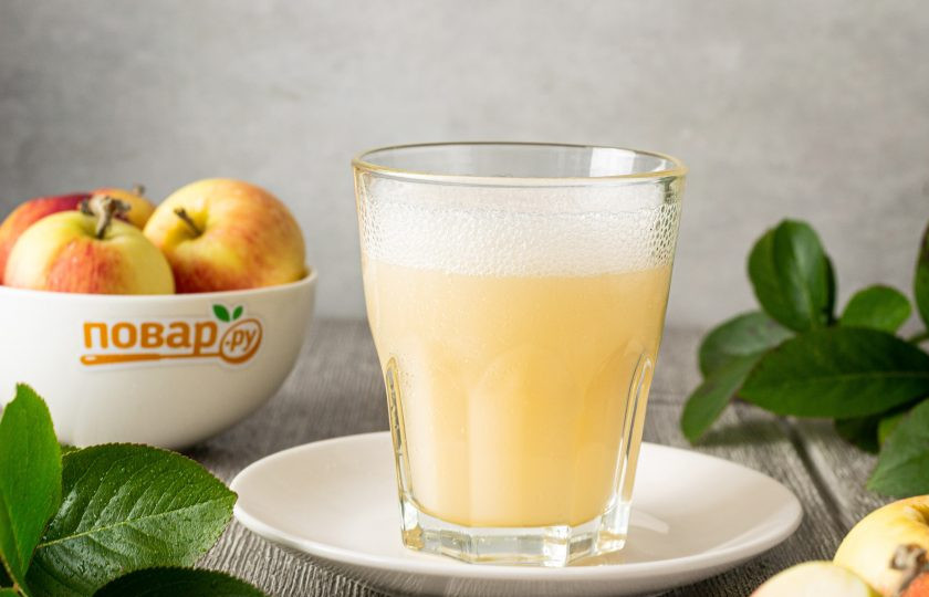 1. Этап. Яблочный квас: Готовый яблочный квас охладите в холодильнике и разливайте по стаканам.