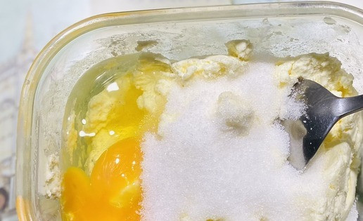 1. Этап. Ватрушки с творогом: В это время в творог добавить 1 ст. л. сахара (по вкусу) и одно яйцо по желанию на этом этапе можно добавить изюм, перемешать