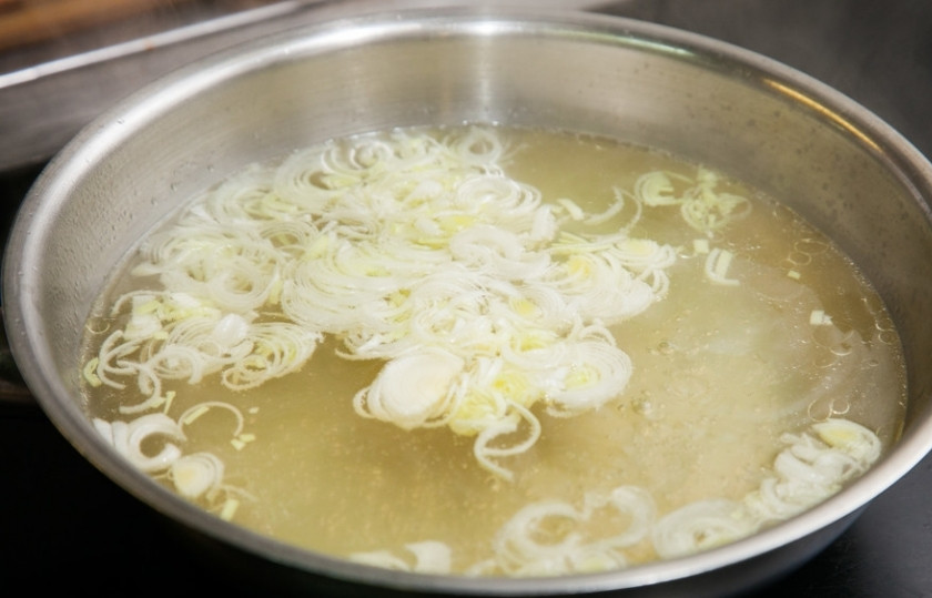 1. Этап. Суп турецкий с булгуром: Лук тем временем порежьте кольцами. Добавьте в предварительно процеженный кипящий бульон.