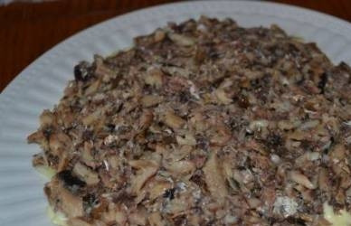 1. Этап. Шпротный салат: Вторым слоем выкладываем измельченные шпроты. Если у вас не получилось максимально избавиться от масла, можно не смазывать картофельный слой майонезом. Масло от рыбы прекрасно пропитает картофельный слой.