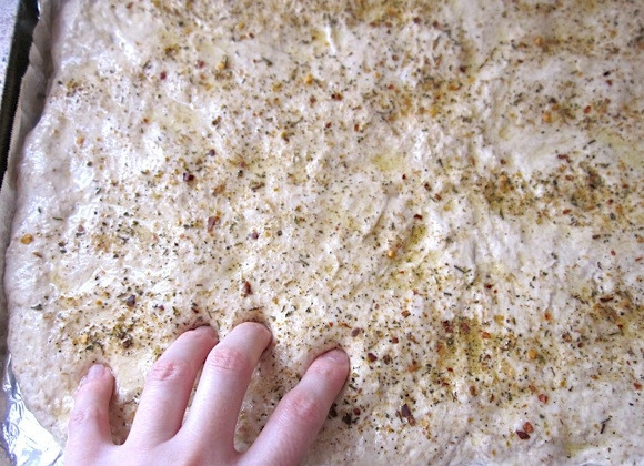 1. Этап. Фокачча (без вымешивания теста): 6. Вылейте на тесто 2 столовые ложки растительного масла и размажьте его кисточкой. Посыпьте итальянскими специями и оставьте на 1 час, затем пальцами сделайте ямочки по всему тесту.