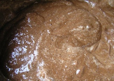 1. Этап. Шоколадный рулет с бананом: И аккуратно снизу вверх перемешиваем ложкой или лопаткой.