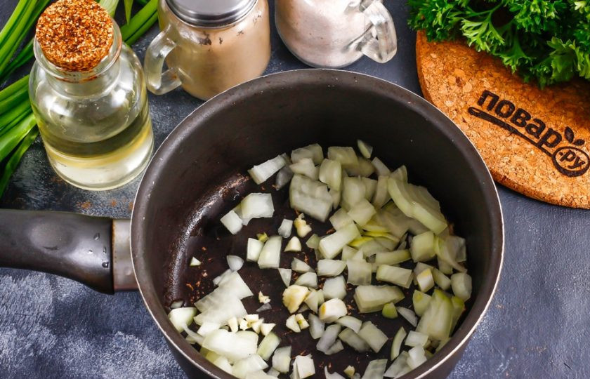 1. Этап. Диетический суп из тыквы: Тыкву очистите от кожуры и промойте в воде. Очистите лук и чеснок от шелухи и промойте, нарежьте мелкими кубиками. Прогрейте в казане или ковше растительное масло и высыпьте в него луковую и чесночную нарезку. Отпассеруйте в течение 2-3 минут до румяности.