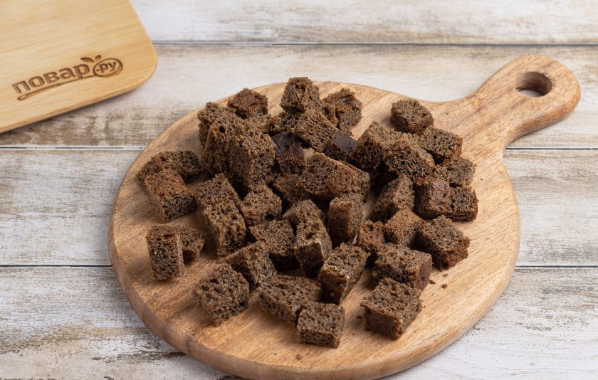 1. Этап. Домашний квас из ржаного черного хлеба: Ржаной черный хлеб порежьте на кубики.