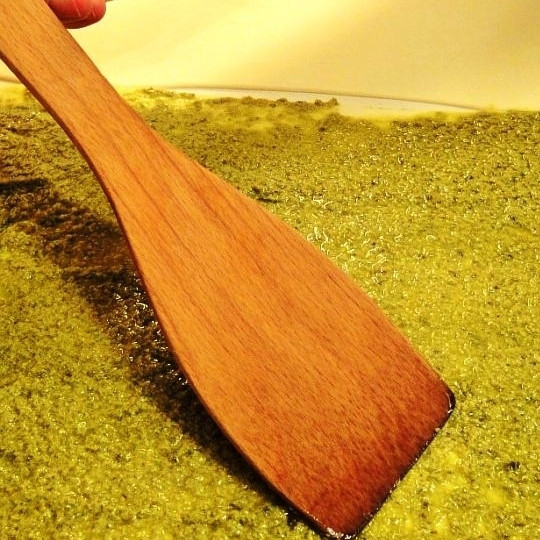 1. Этап. Печенье слоеное: Смазываем каждую половинку теста начинкой. У меня это соус песто, вы можете использовать любую другую начинку - например, варенье.