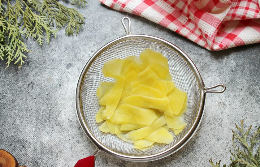 1. Этап. Треска по-поморски: Приготовленный картофель откиньте на сито и остудите.