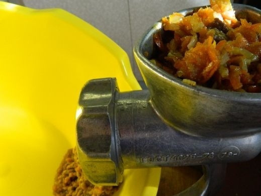 1. Этап. Паштет из говяжей печени с морковью и луком: 9. Оставляем овощи и печень, чтобы те немного остыли, после этого пропускаем все через мясорубку (можно воспользоваться блендером, не принципиально).