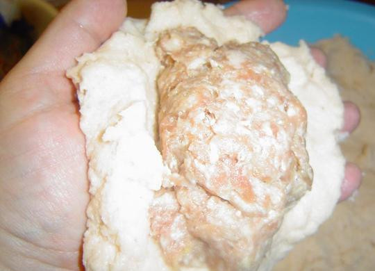 1. Этап. Картачи: Зачерпните порцию картофеля и вложите в него фарш.