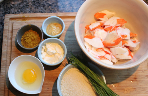 1. Этап. Котлеты из крабовых палочек: 1. Приготовьте все необходимые ингредиенты. Крабовые палочки должны быть разморожены, очистите их и порежьте на кусочки. Палочку разрезайте на 3-4 части.