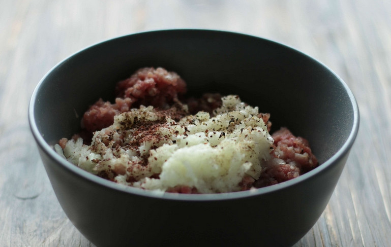 1. Этап. Кутабы из лаваша: Перемешайте фарш с измельченной репчатой луковицей, добавьте специи. Обжарьте фарш на сковороде до готовности.