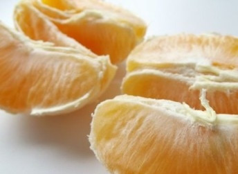 1. Этап. Варенье из апельсинов в хлебопечке: Для варенья нам необходимо очистить от кожуры апельсины. Затем разделяем его на дольки и удаляем косточки, если есть.