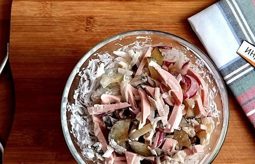 1. Этап. Салат из колбасы и редьки: Перемешиваем и пробуем. Если вам не солёно, то посолите салат по вкусу. Я не солила, для меня соли было достаточно от солёного огурца. Он у меня бочковой ядрёный. Салат готов.