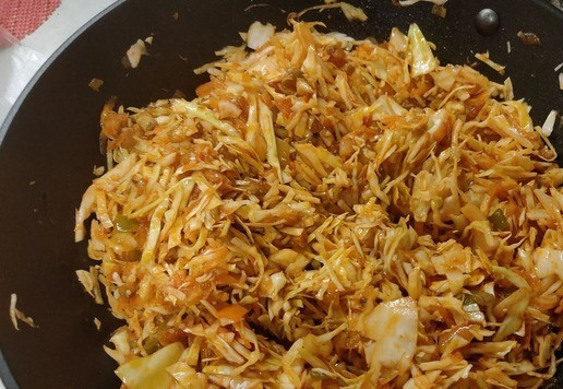 1. Этап. Жареная капуста с баклажанами и перцем: Хорошо всё перемешиваем и жарим 10-15 минут под крышкой периодически помешивая на среднем огне.