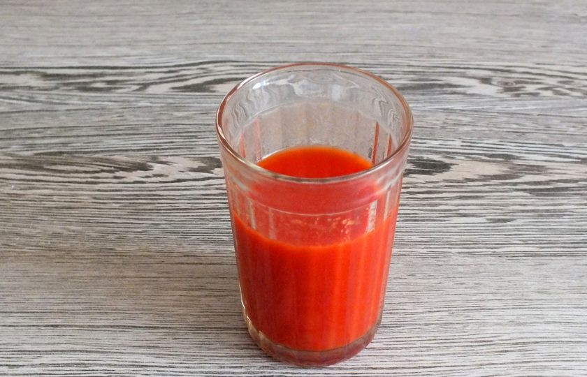 1. Этап. Энчиладос с курицей в лаваше: Сделайте соус. В половине стакана воды разведите 2 ст.л. томатной пасты.