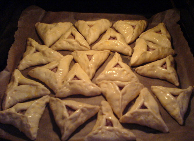 1. Этап. Треугольники с ветчиной: Выкладываем треугольнички на противень, смазанный маслом. Запекаем в духовке при температуре 200 градусов в течение получаса.