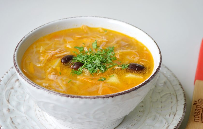 1. Этап. Щи со свежей капустой и фасолью: 8. Дайте щам настоятся минут 20 и подавайте со сметаной. Я дополнительно еще добавляю свежую зелень каждому в тарелочку. Приятного!