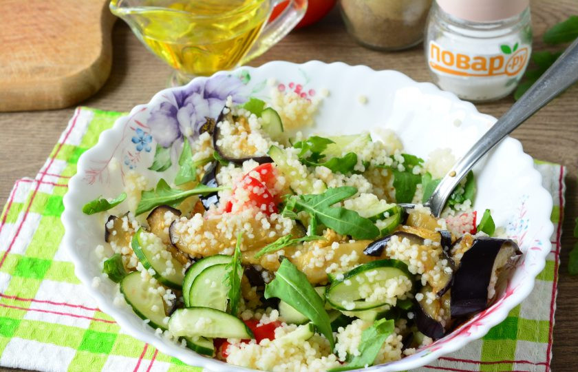 1. Этап. Салат с рукколой и кускусом: Добавьте рукколу и перемешайте салат, добавьте специи по вкусу.