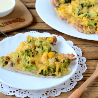 Пицца из куриного филе с сыром и брокколи