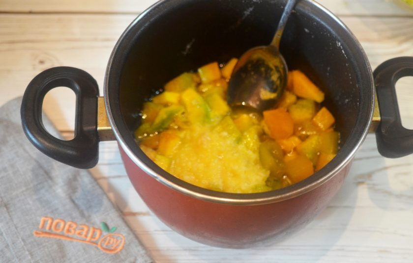 1. Этап. Варенье из тыквы: 4. Доведите до кипения и варите на небольшом огне около 30 минут. Добавьте измельченный апельсин.