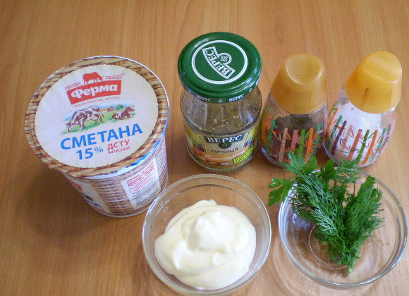 1. Этап. Заправка для салата с курицей: 1. Приготовим продукты. Майонез свежеприготовленный, домашний на яйцах. Можно, конечно, и покупной использовать.