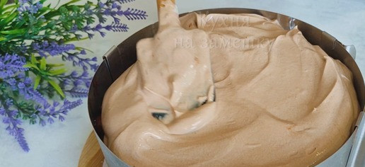 1. Этап. Шоколадный торт с вишней и сметанным кремом: Убрать торт в холодильник для пропитки и стабилизации минимум на 3-4 часа, лучше на ночь. Затем убрать в морозильник на 1-2 часа