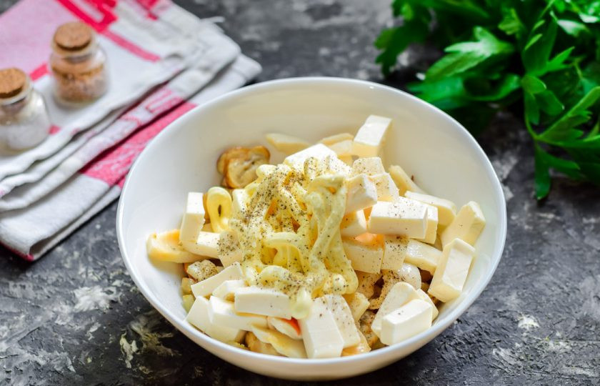 1. Этап. Салат Кальмаровый пир: Заправьте ингредиенты солью и перцем, добавьте майонез. Перемешайте все и подавайте салат к столу.