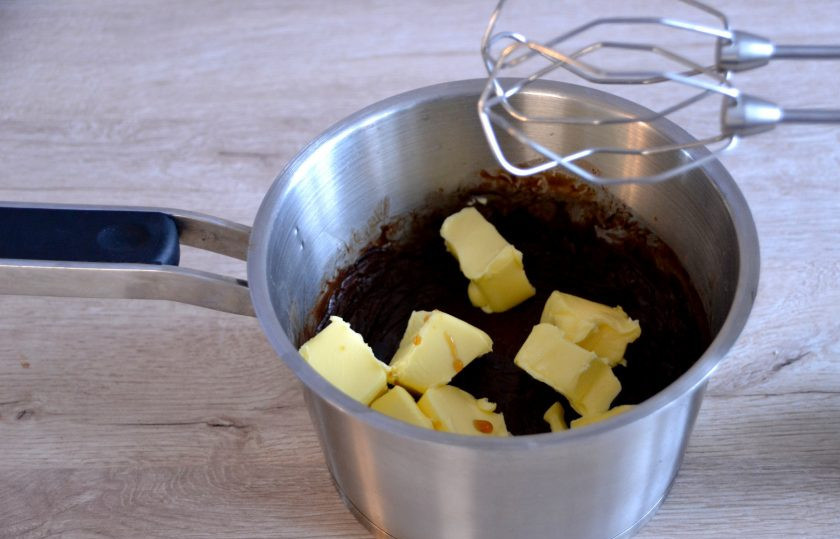 1. Этап. Торт Полено с вишней: Выложите в заварную часть крема размягченное до комнатной температуры сливочное масло, добавьте ванильный экстракт, взбейте миксером до однородности. Для того, чтобы крем получился идеальным, температура масла и заварной части крема должна быть примерно одинаковой (комнатной).