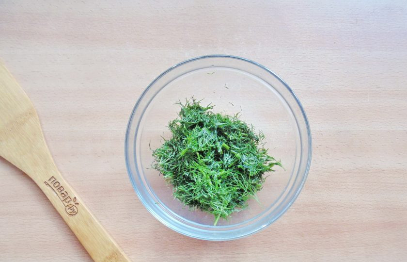 1. Этап. Баклажаны в укропном рассоле на зиму: Приготовьте рассол. Укроп помойте и мелко нарежьте. Добавьте соль и перетрите с укропом.