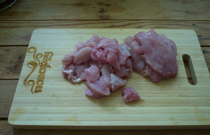 1. Этап. Индейка тушеная: Мясо индейки вымыть, зачистить и нарезать на брусочки.